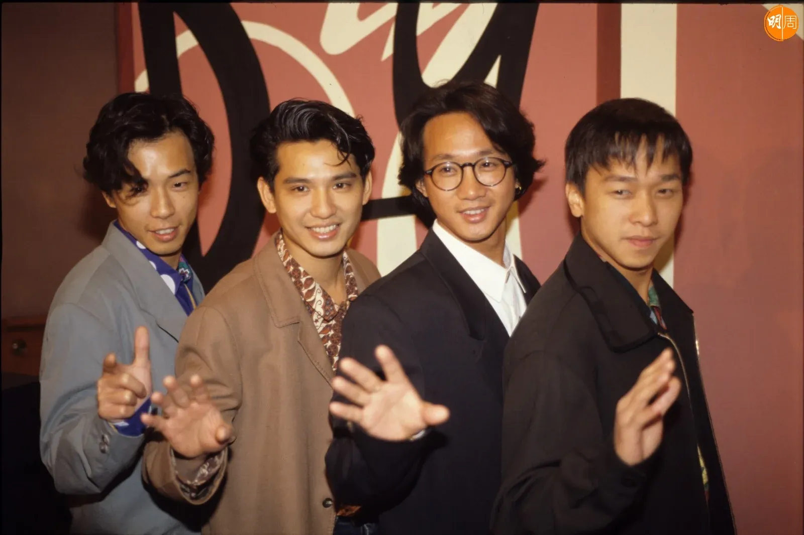 黃家駒63歲生忌粉絲墳前高歌 葉世榮直播唱足2個鐘悼念