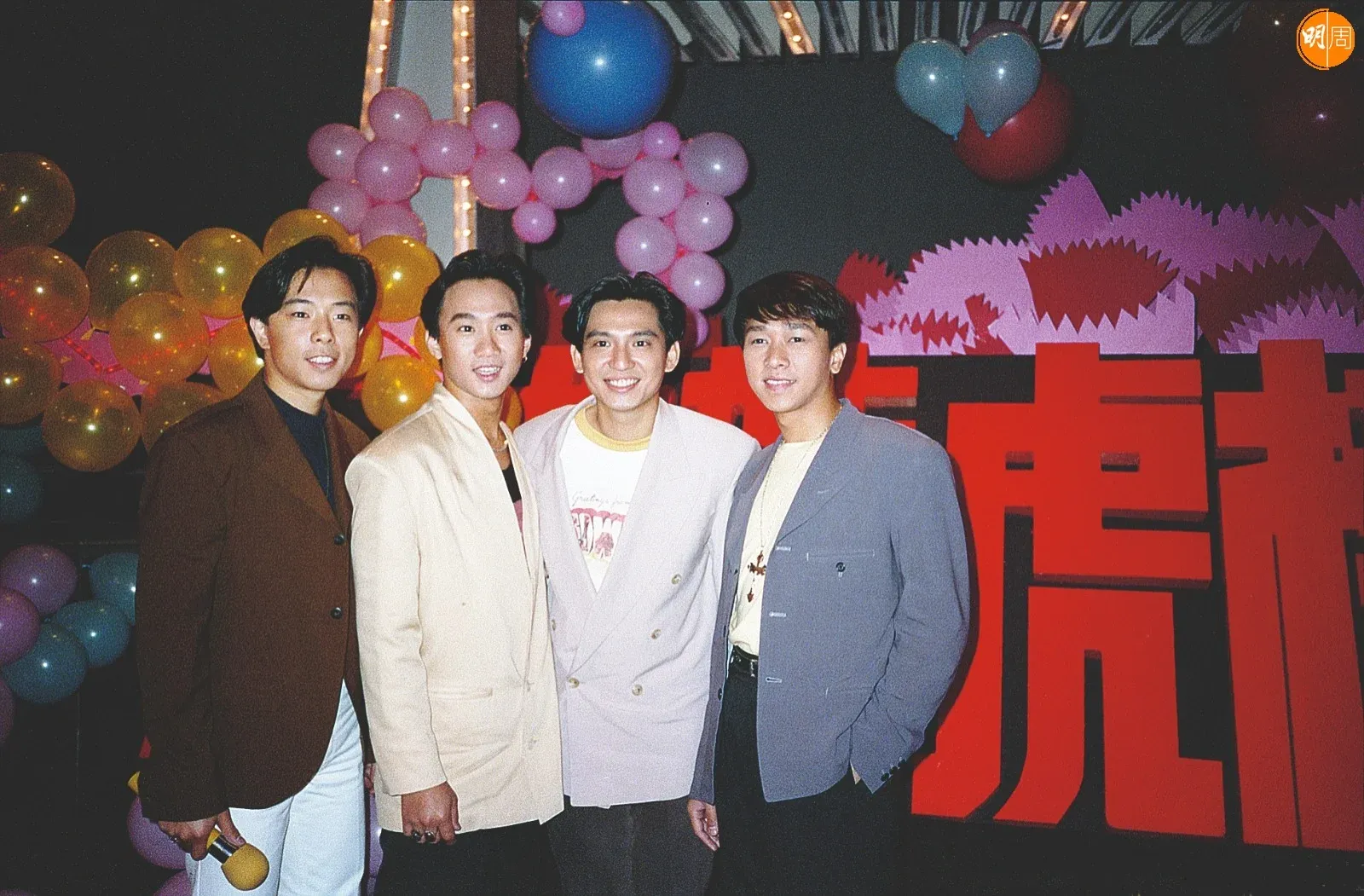 黃家駒63歲生忌粉絲墳前高歌 葉世榮直播唱足2個鐘悼念