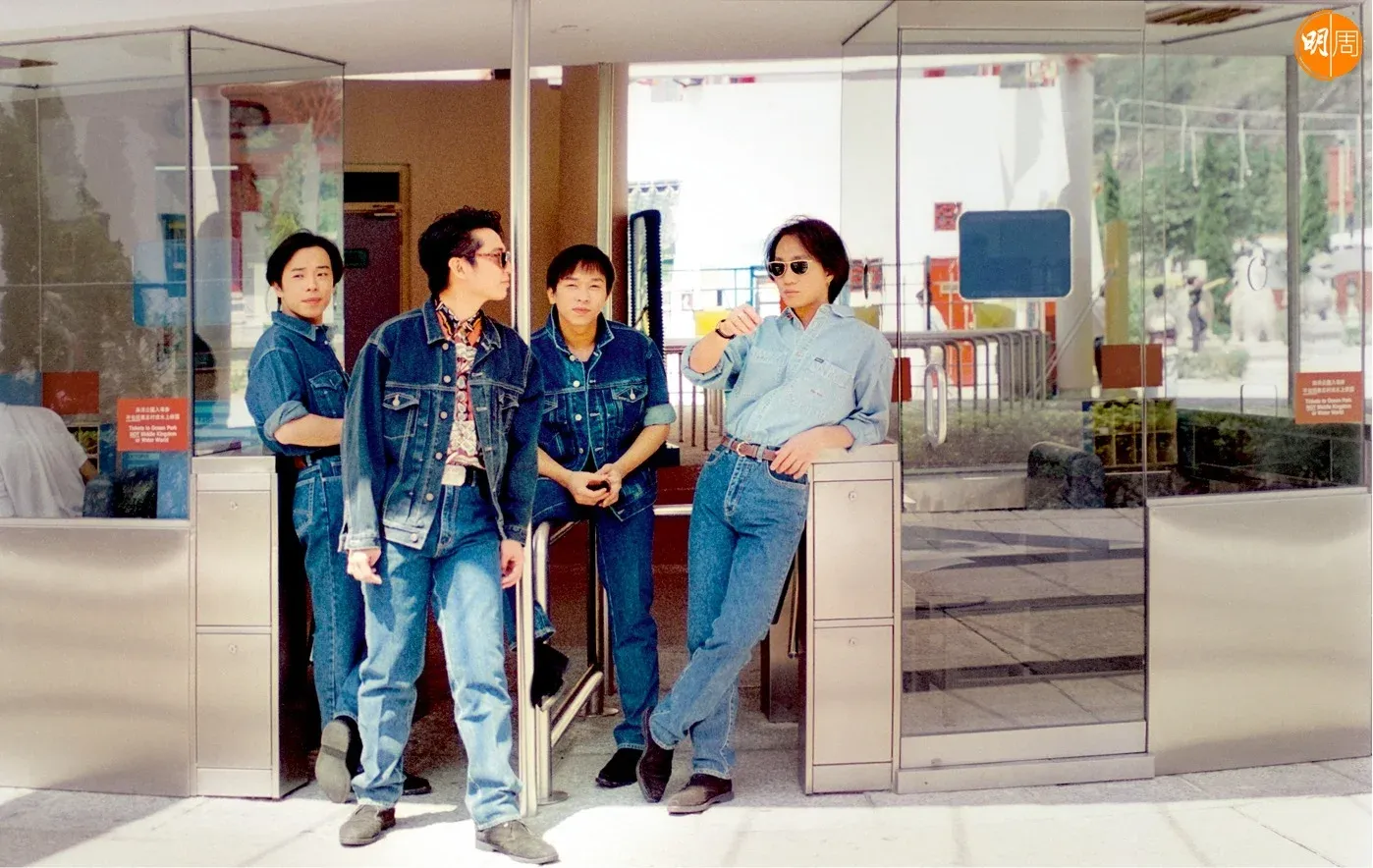 黃家駒63歲生忌粉絲墳前高歌 葉世榮直播唱足2個鐘悼念