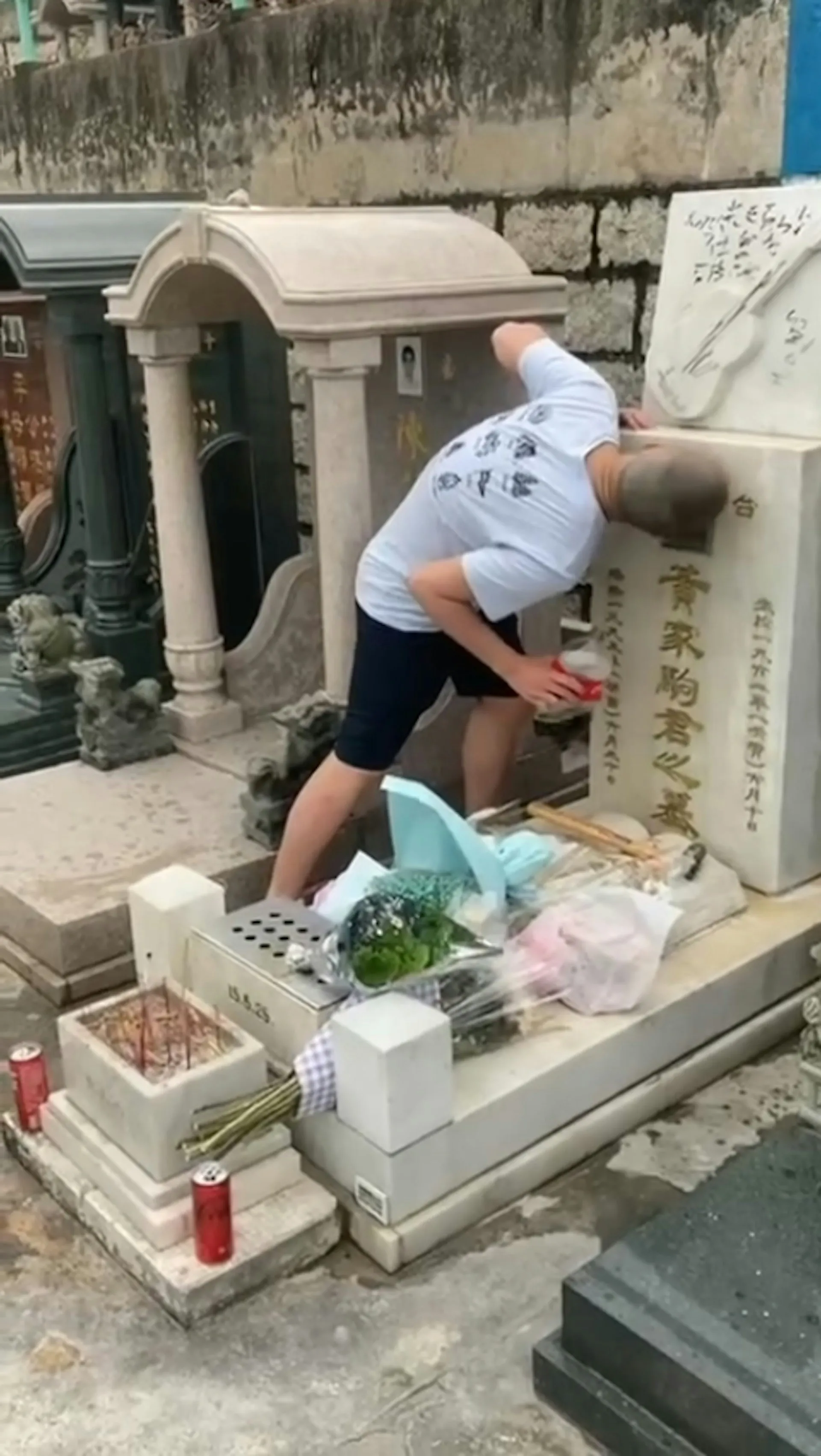 早前出現一名15歲青年涉嫌毀壞樂隊Beyond已故主音黃家駒的墳墓而被捕。（網上圖片）