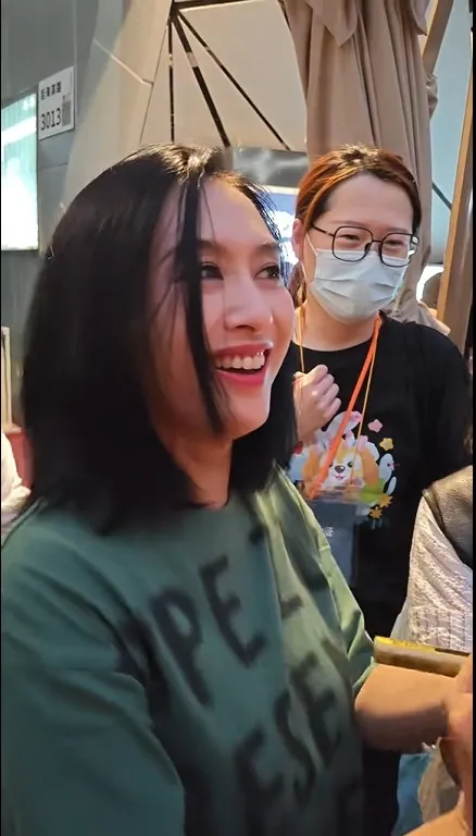 笑容甜美。（小紅書）