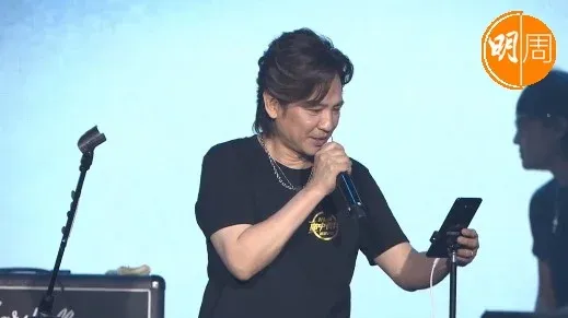 黃家駒63歲生忌粉絲墳前高歌 葉世榮直播唱足2個鐘悼念