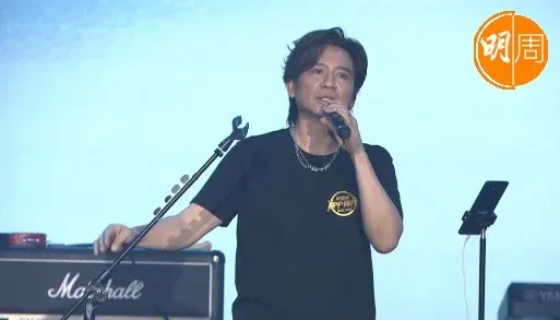 黃家駒63歲生忌粉絲墳前高歌 葉世榮直播唱足2個鐘悼念