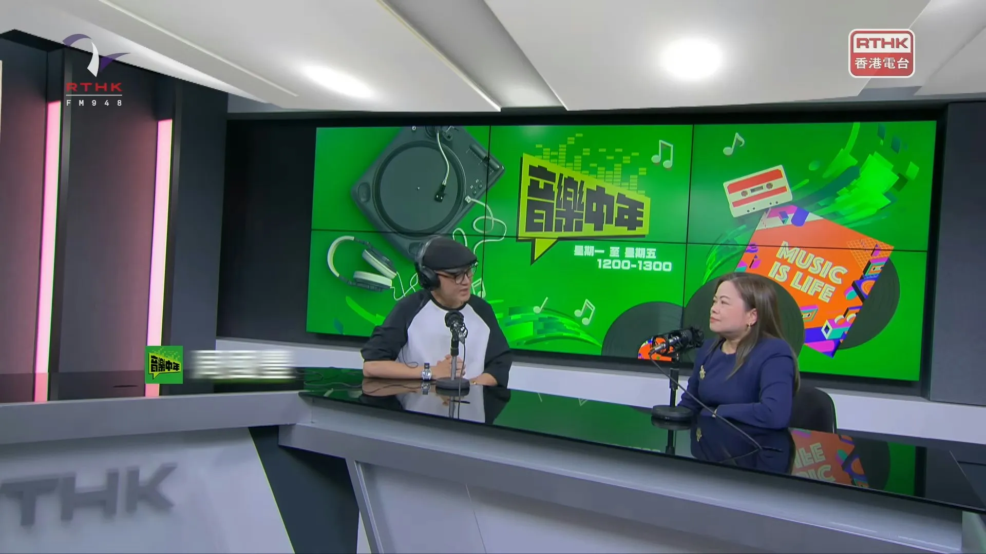 羅淑佩局長接受周國豐主持的《音樂中年》訪問。（香港電台）
