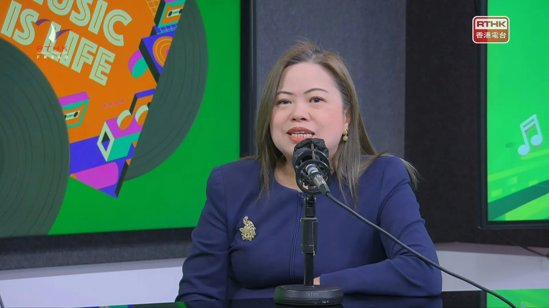 羅淑佩指自己小時候都頗為反叛，常被媽媽打，又笑言：「如果佢唔打我，我諗我變飛女㗎喇。」（香港電台）