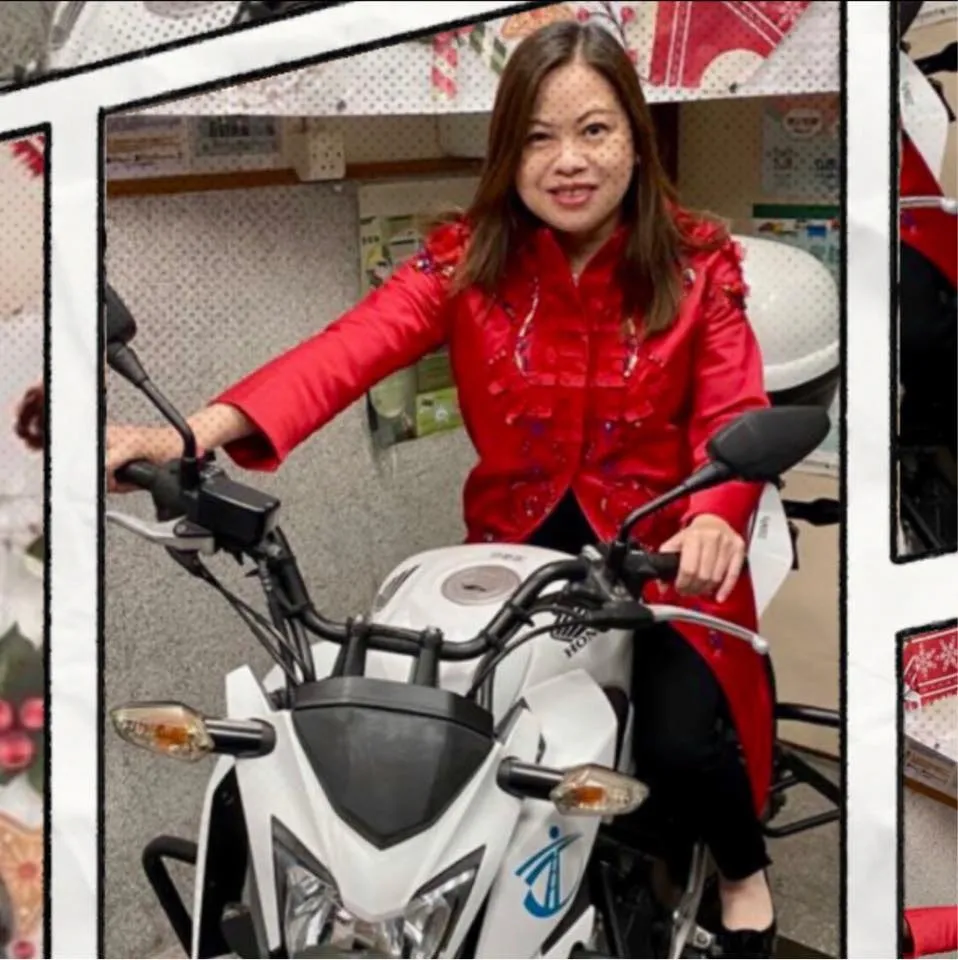 羅淑佩是車迷，人生第一部車是四門車，之後又揸過開蓬車，會自己去郊外遊車河。（fb@Rosanna Law）