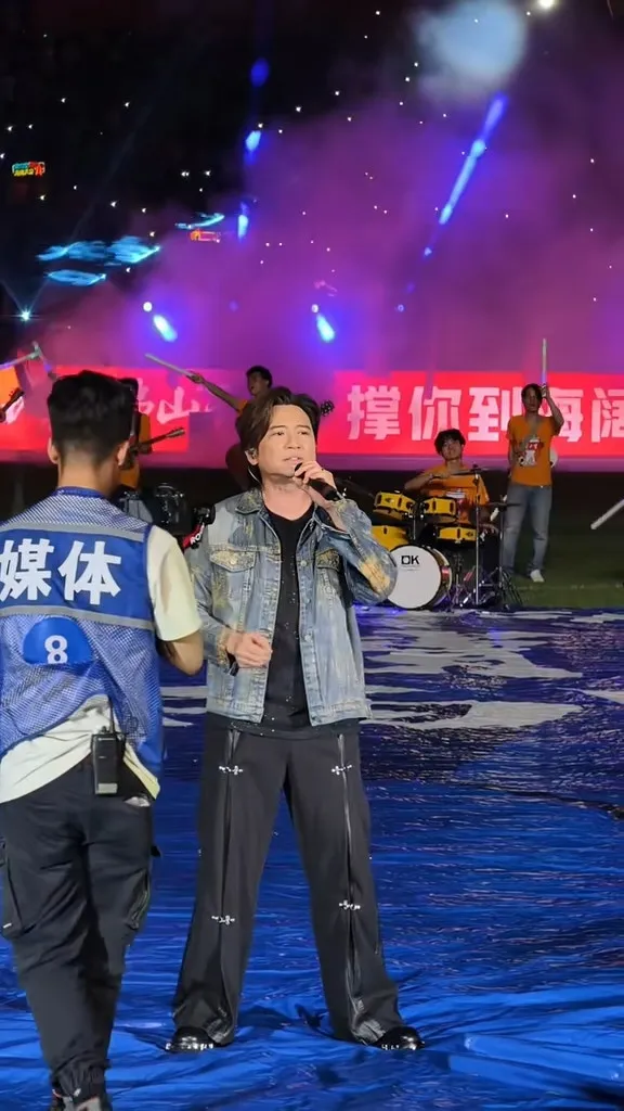 葉世榮現身佛山擔任「西甲」足球聯賽表演嘉賓。（抖音截圖）