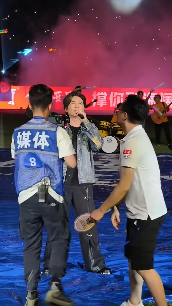 世榮唱《海闊天空》。（抖音截圖）