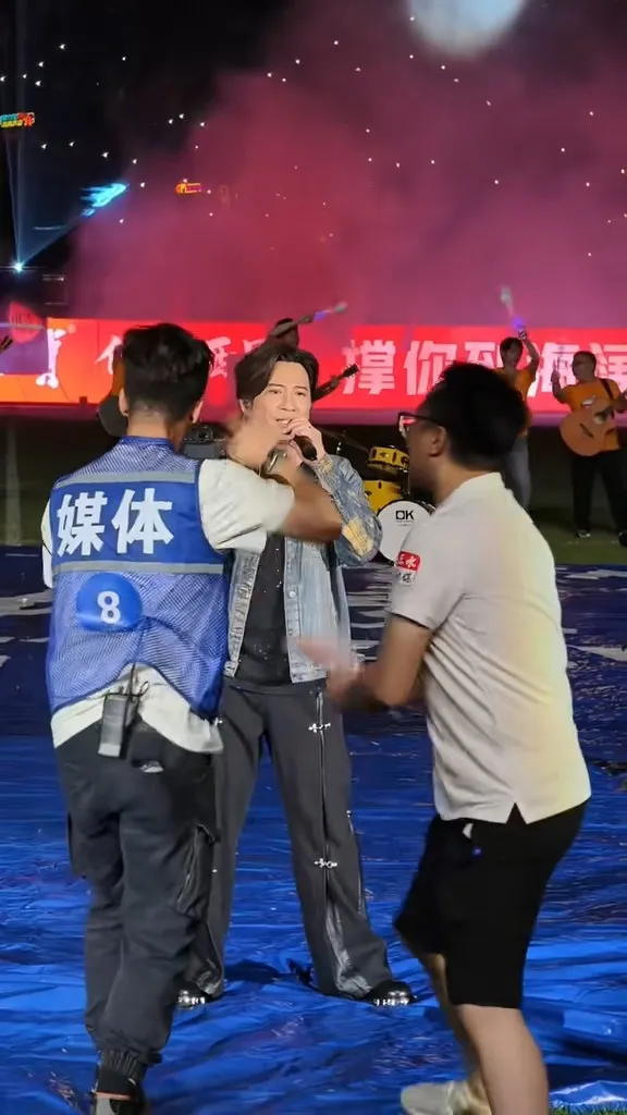 白衫男想拉藍背心男子回傳媒區，其間發生爭執，藍衫兩度猛力拍打對方。（抖音截圖）