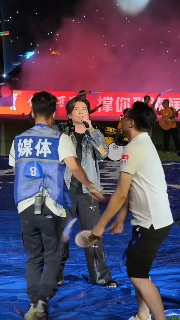 白衫男想拉藍背心男子回傳媒區，其間發生爭執，藍衫兩度猛力拍打對方。（抖音截圖）