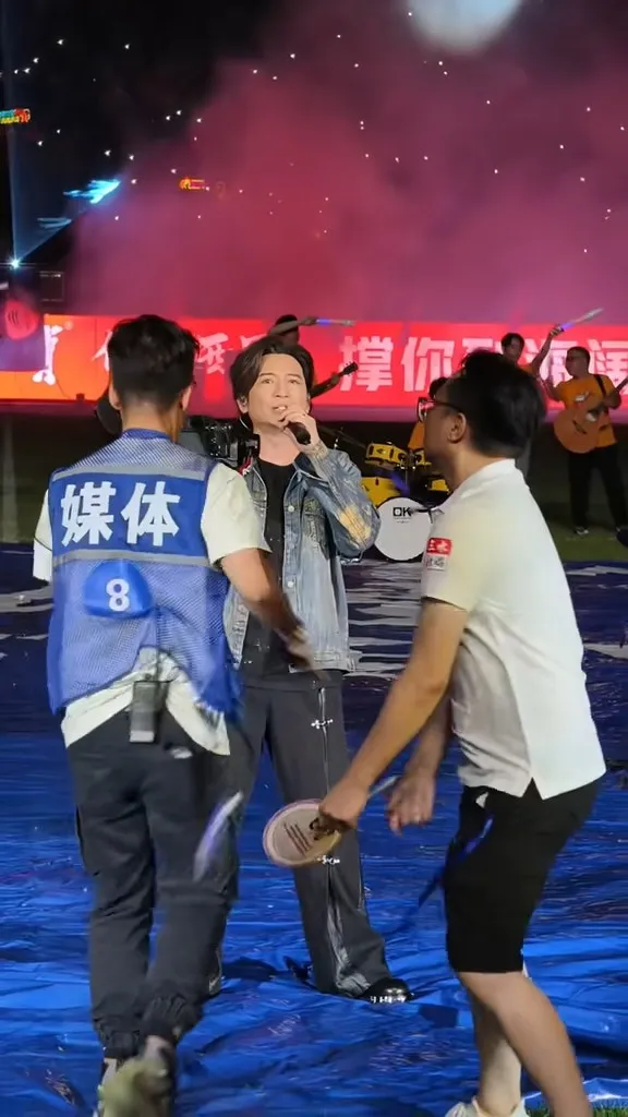 白衫男想拉藍背心男子回傳媒區，其間發生爭執，藍衫兩度猛力拍打對方。（抖音截圖）