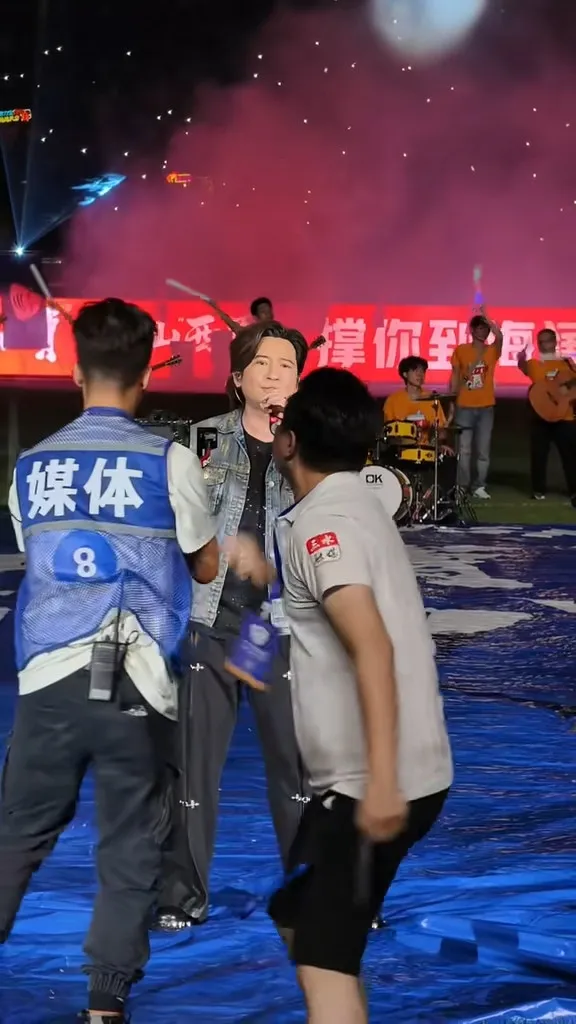 白衫男想拉藍背心男子回傳媒區，其間發生爭執，藍衫兩度猛力拍打對方。（抖音截圖）