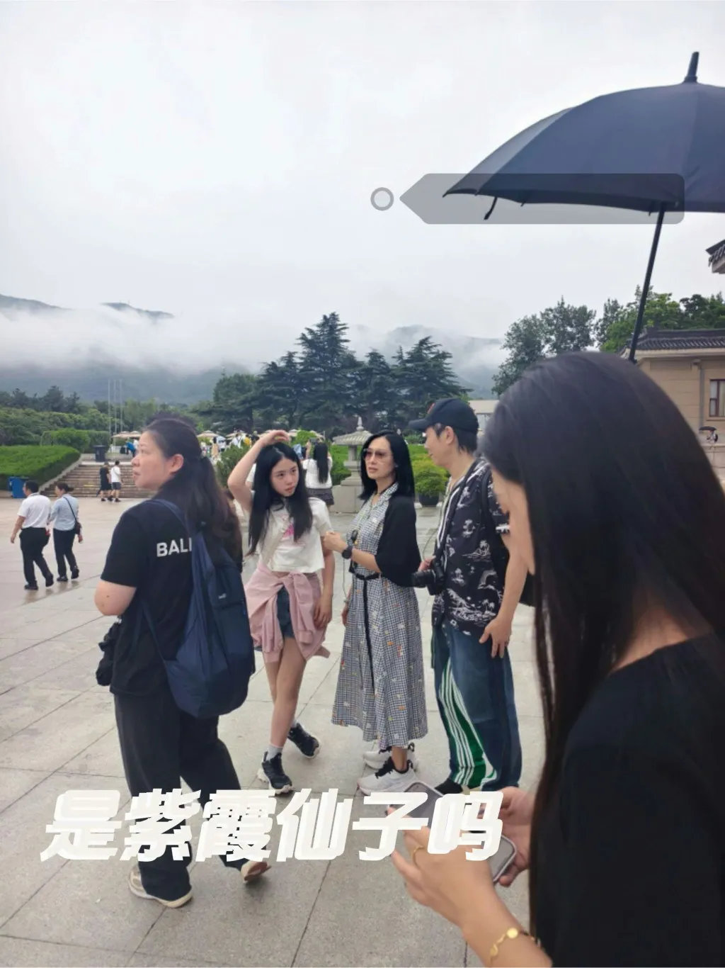 朱茵女兒黃鶯愈大愈似媽媽。(微博照片)