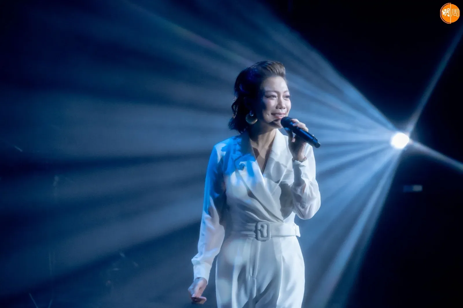 龍婷唱盡不同年代經典 感謝觀眾握手送暖