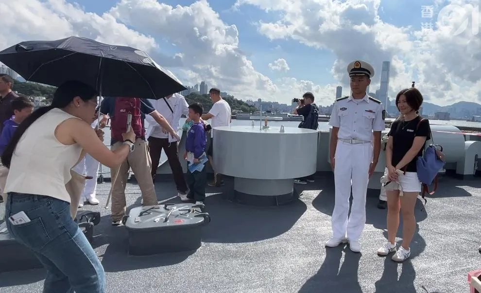 正停泊在昂船洲軍營的解放軍海軍戚繼光艦及沂蒙山艦，今日（2日）繼續開放予已預約的市民參觀。（林遠航攝）