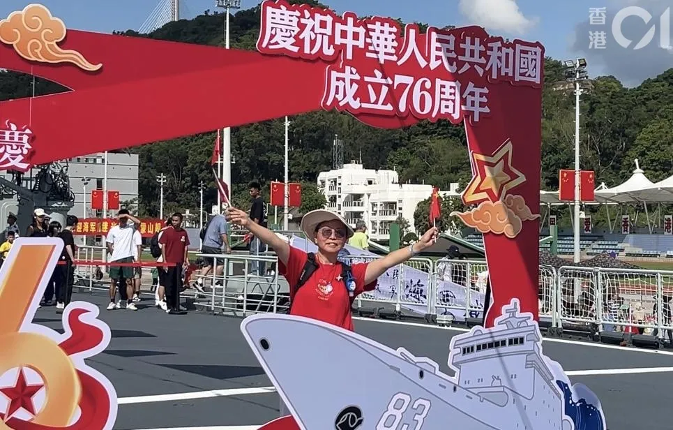 正停泊在昂船洲軍營的解放軍海軍戚繼光艦及沂蒙山艦，今日（2日）繼續開放予已預約的市民參觀。（林遠航攝）