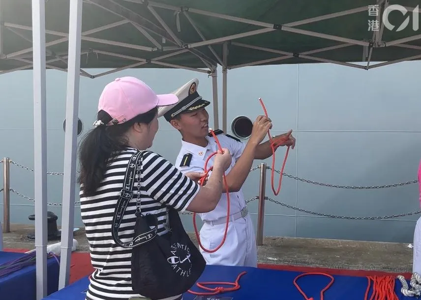 正停泊在昂船洲軍營的解放軍海軍戚繼光艦及沂蒙山艦，今日（2日）繼續開放予已預約的市民參觀。（林遠航攝）