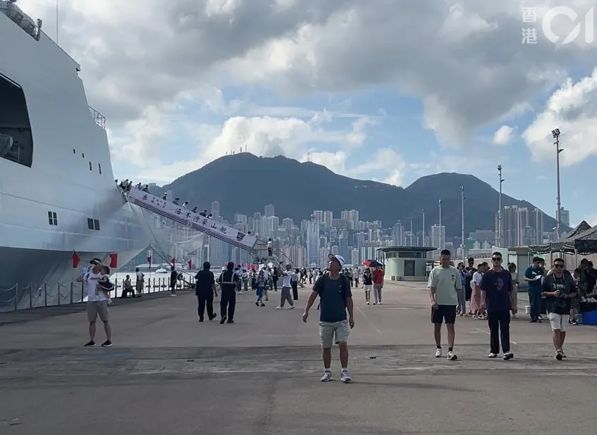 正停泊在昂船洲軍營的解放軍海軍戚繼光艦及沂蒙山艦，今日（2日）繼續開放予已預約的市民參觀。（林遠航攝）