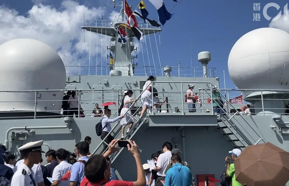 正停泊在昂船洲軍營的解放軍海軍戚繼光艦及沂蒙山艦，今日（2日）繼續開放予已預約的市民參觀。（林遠航攝）