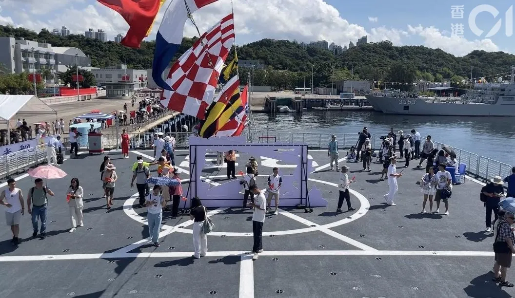 正停泊在昂船洲軍營的解放軍海軍戚繼光艦及沂蒙山艦，今日（2日）繼續開放予已預約的市民參觀。（林遠航攝）