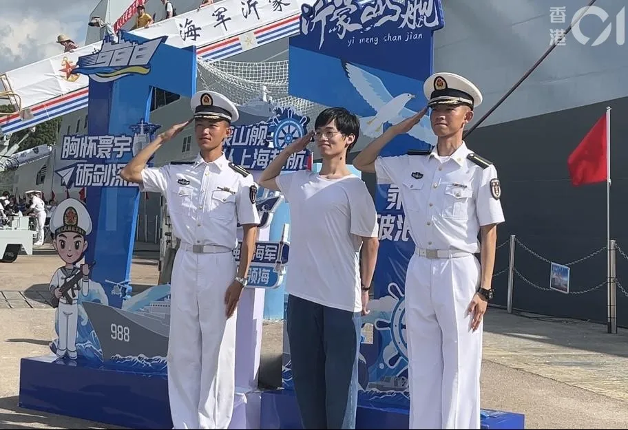 正停泊在昂船洲軍營的解放軍海軍戚繼光艦及沂蒙山艦，今日（2日）繼續開放予已預約的市民參觀。（林遠航攝）