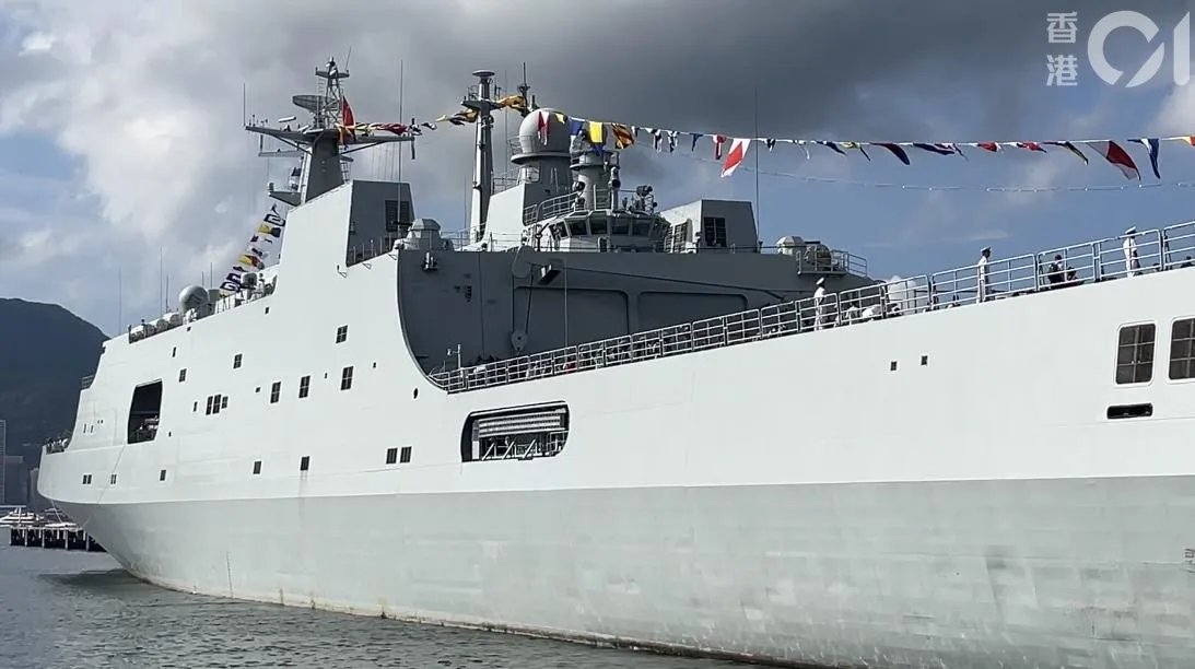 正停泊在昂船洲軍營的解放軍海軍戚繼光艦及沂蒙山艦，今日（2日）繼續開放予已預約的市民參觀。（林遠航攝）