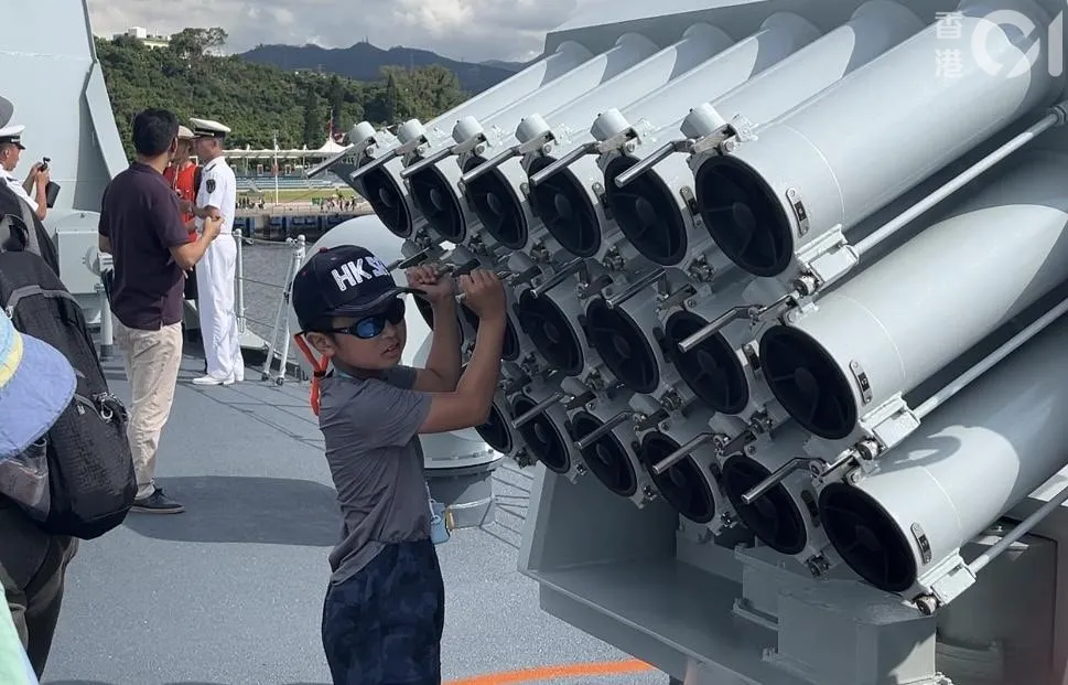 正停泊在昂船洲軍營的解放軍海軍戚繼光艦及沂蒙山艦，今日（2日）繼續開放予已預約的市民參觀。（林遠航攝）