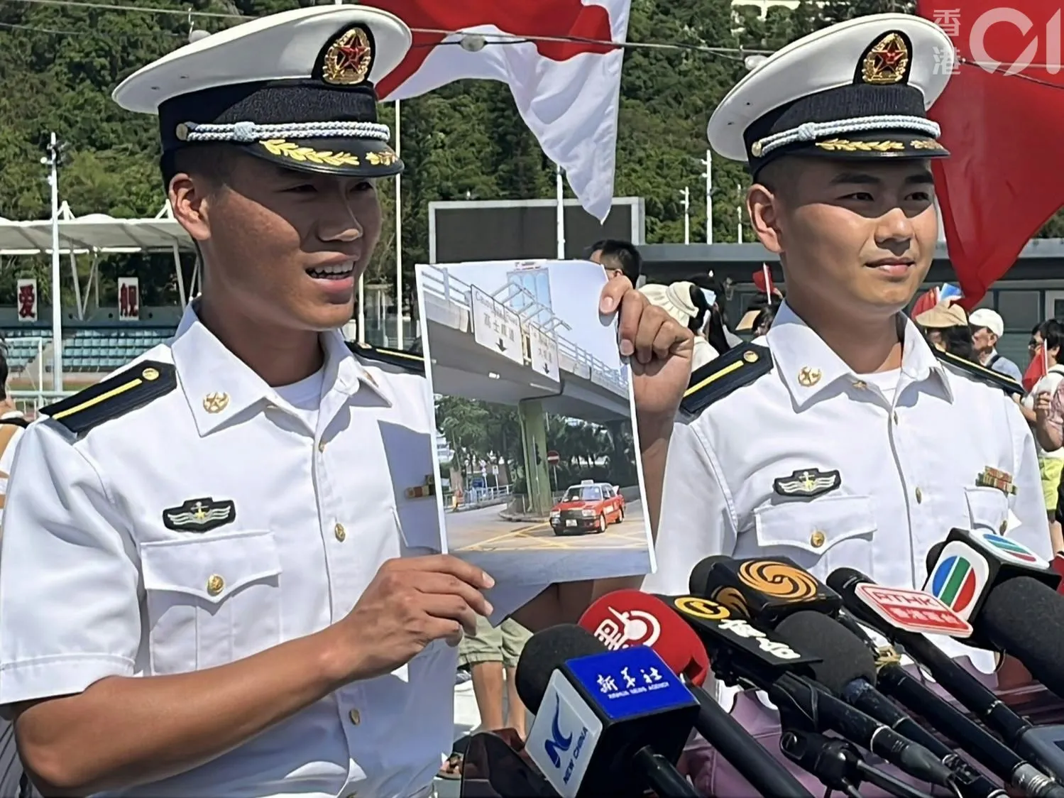海軍學員駱嘉毅（左）展示前日到銅鑼灣拍攝的街景照片，稱果然隨手一拍即「出片」。（林遠航攝）