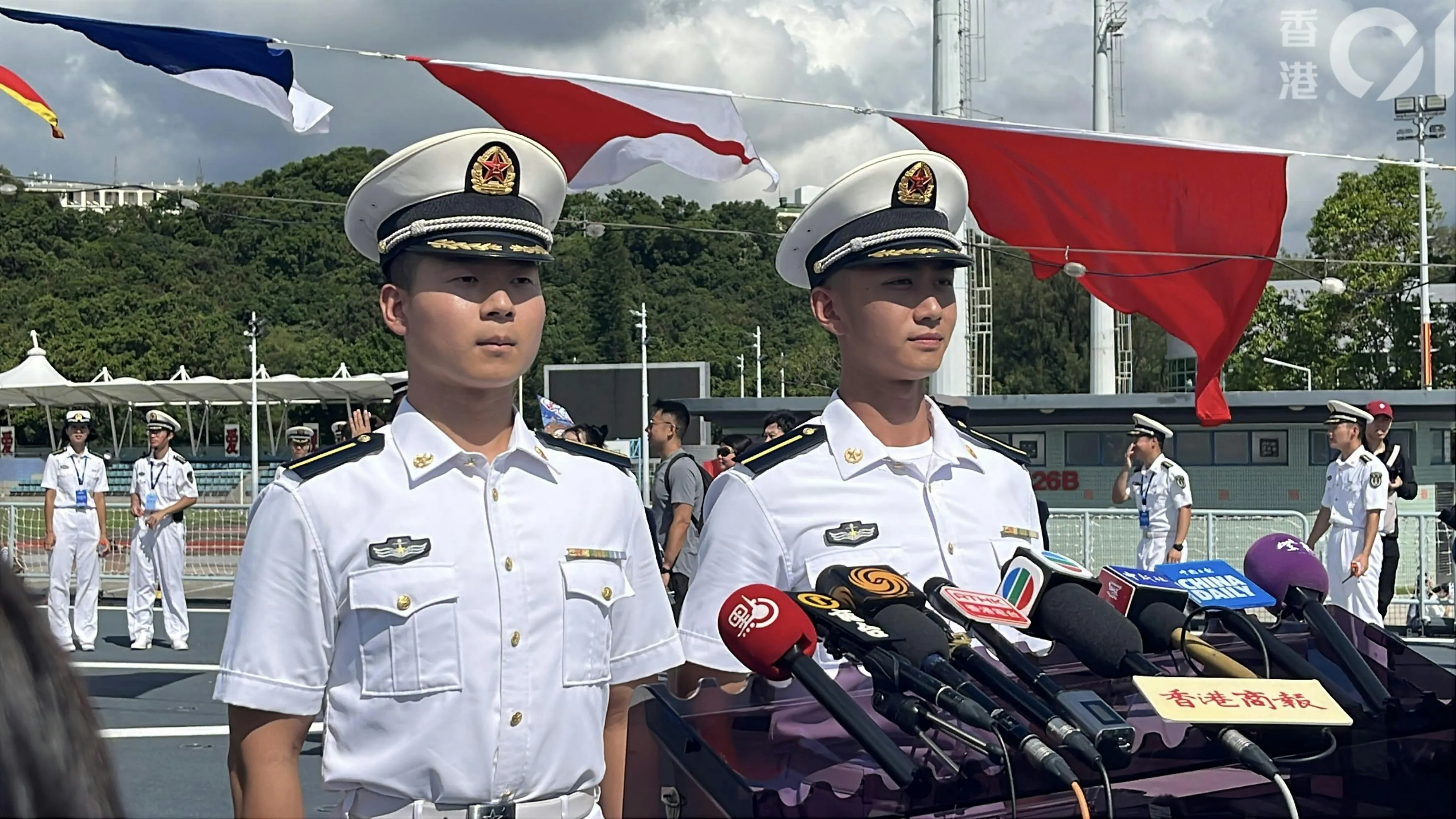 海軍學員程家銘（左）表示，海軍學員們昨晚有在碼頭及艦上甲板觀看國慶煙花滙演，令他感受到香港濃厚的國慶氛圍。（林遠航攝）