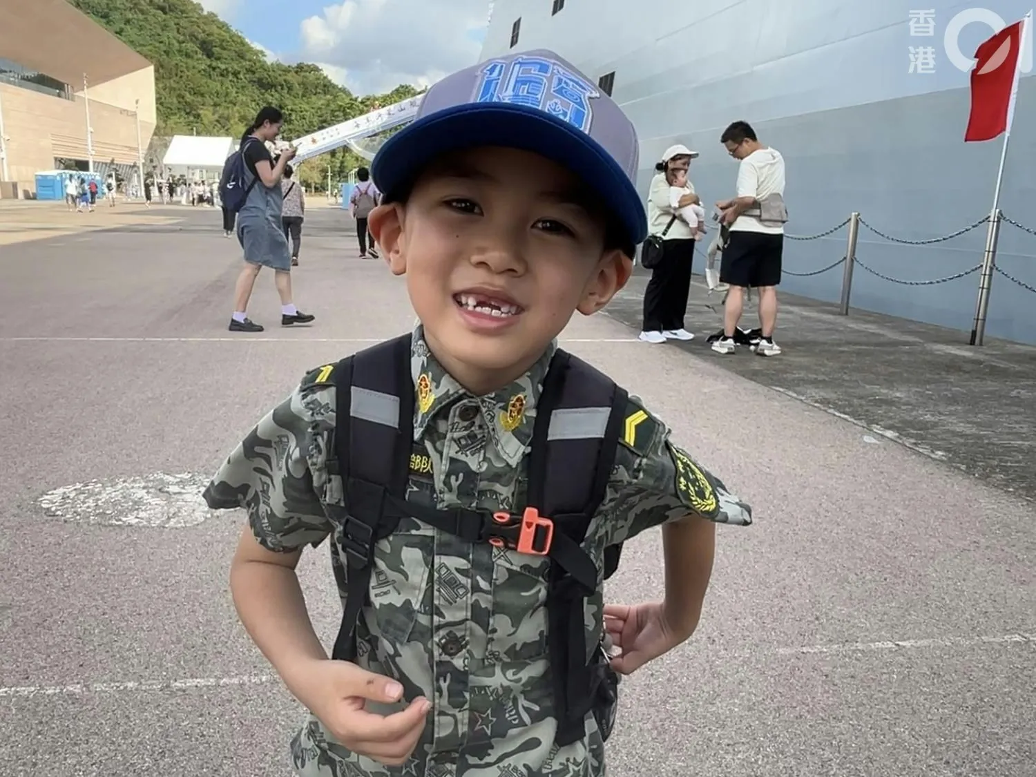 劉小朋友大讚艦上的艦炮、直升機起降台等「好酷」。（林遠航攝）