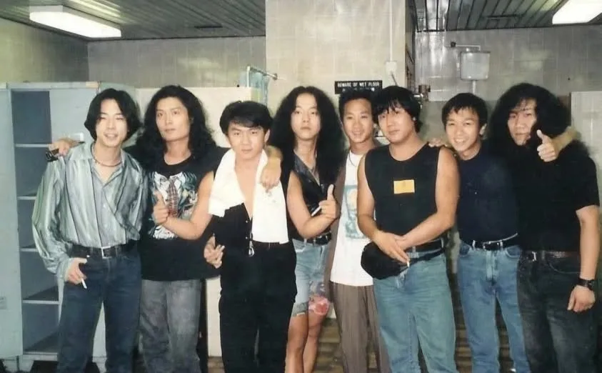 1991年，黑豹樂隊在香港演出時，與Beyond同台演出。郭傳林（右三）旁邊就是黃家駒（右四）。（網易新聞）