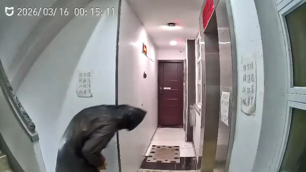 顯示時間是昨日深夜12時15分，一名男子身穿黑色雨褸、赤腳、低頭避開閉路電視鏡頭走到「二樓後座」門前。（Facebook:Re:spect Music Magazine 紙談音樂影片截圖）