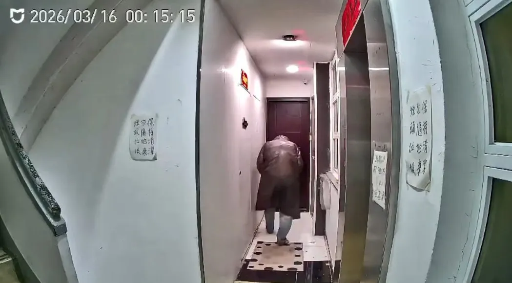 顯示時間是昨日深夜12時15分，一名男子身穿黑色雨褸、赤腳、低頭避開閉路電視鏡頭走到「二樓後座」門前。（Facebook:Re:spect Music Magazine 紙談音樂影片截圖）