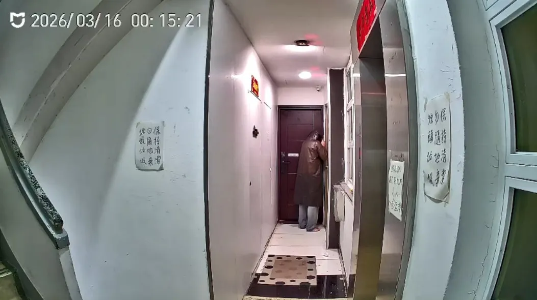 一名身穿雨褸的赤腳男子，深夜到「二樓後座」門前，疑拆去門牌，掛上山寨門牌。（Facebook:Re:spect Music Magazine 紙談音樂影片截圖）