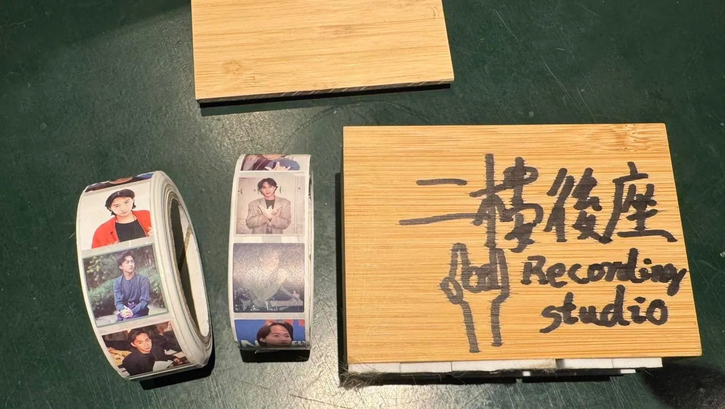 賊人製作的門牌尺寸並不合適，故此從上面掉落地上。（Facebook:Re:spect Music Magazine 紙談音樂圖片）
