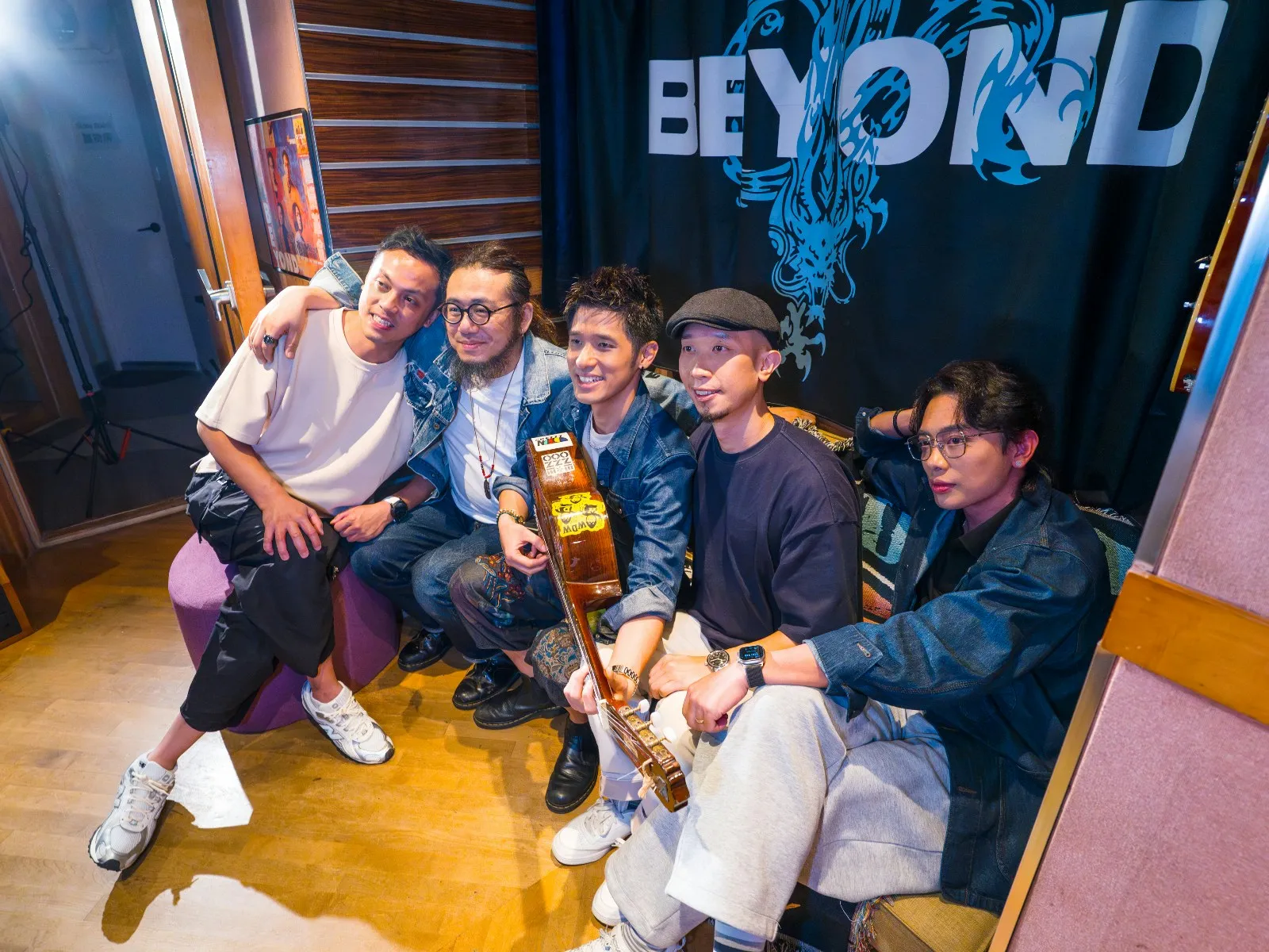 Nowhere Boys一次偶然，用已故Beyond靈魂人物黃家駒最愛的木結他「小妖」創作了一首歌。（官方提供圖片）