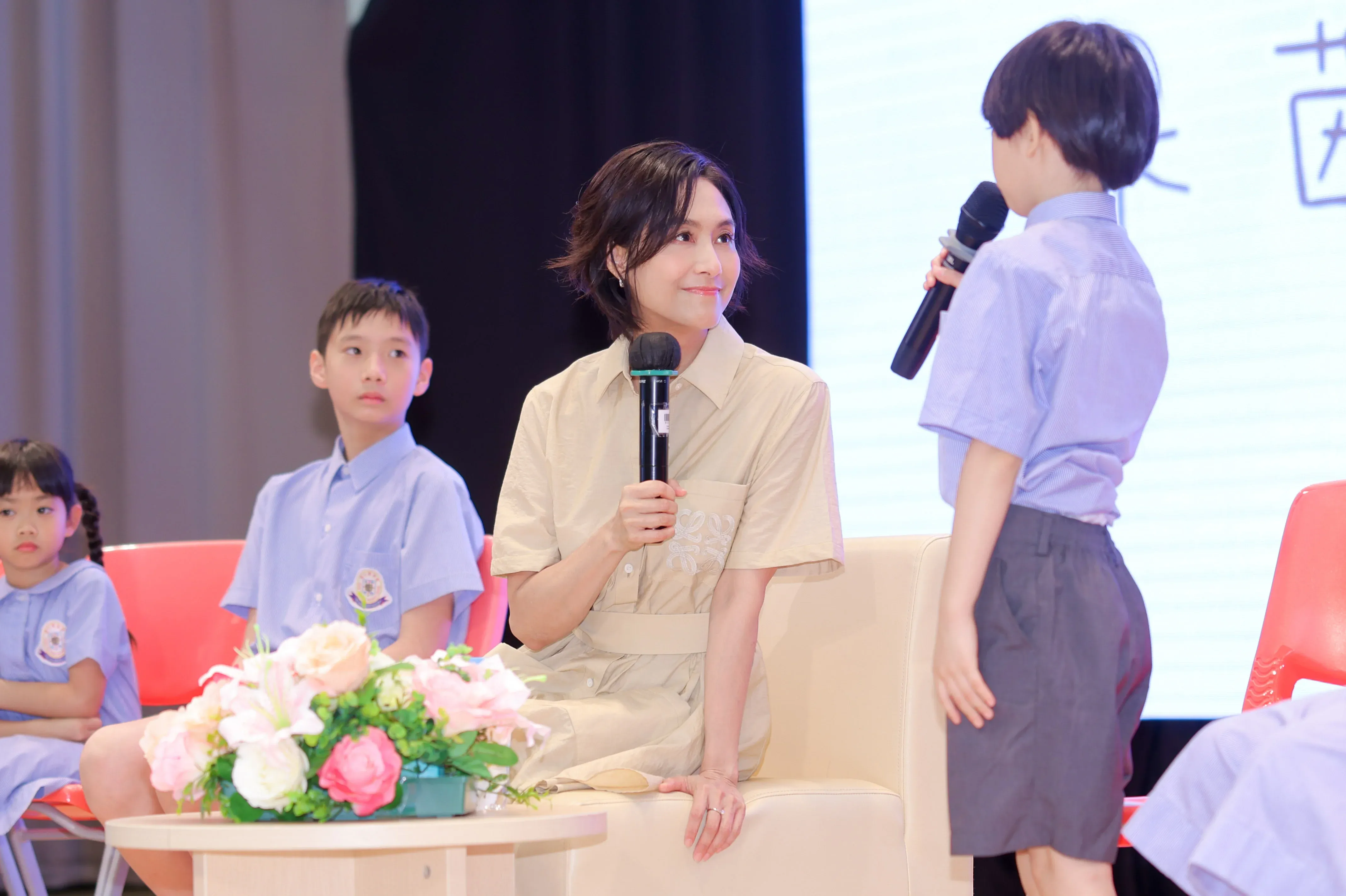 朱茵探訪小學勾起回憶 女兒進入反叛青春期 與黃貫中不做怪獸家長