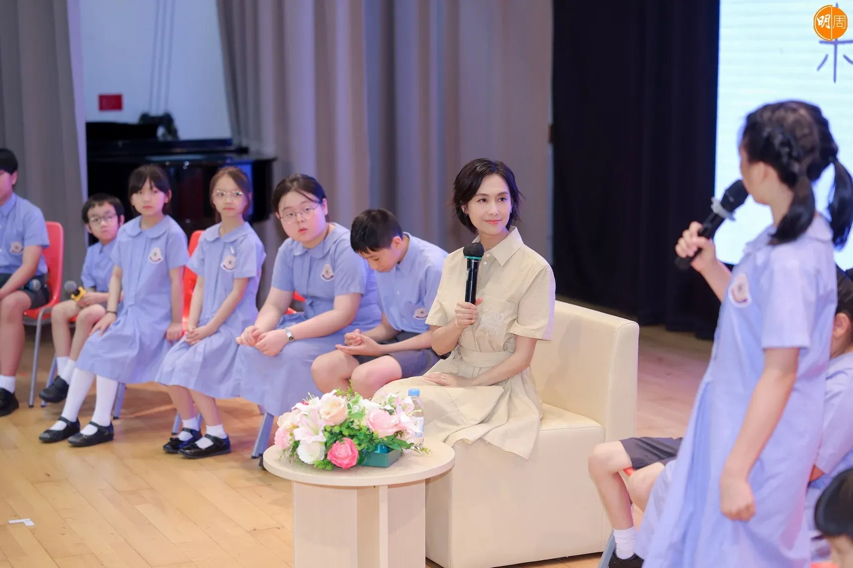 朱茵探訪小學勾起回憶 女兒進入反叛青春期 與黃貫中不做怪獸家長