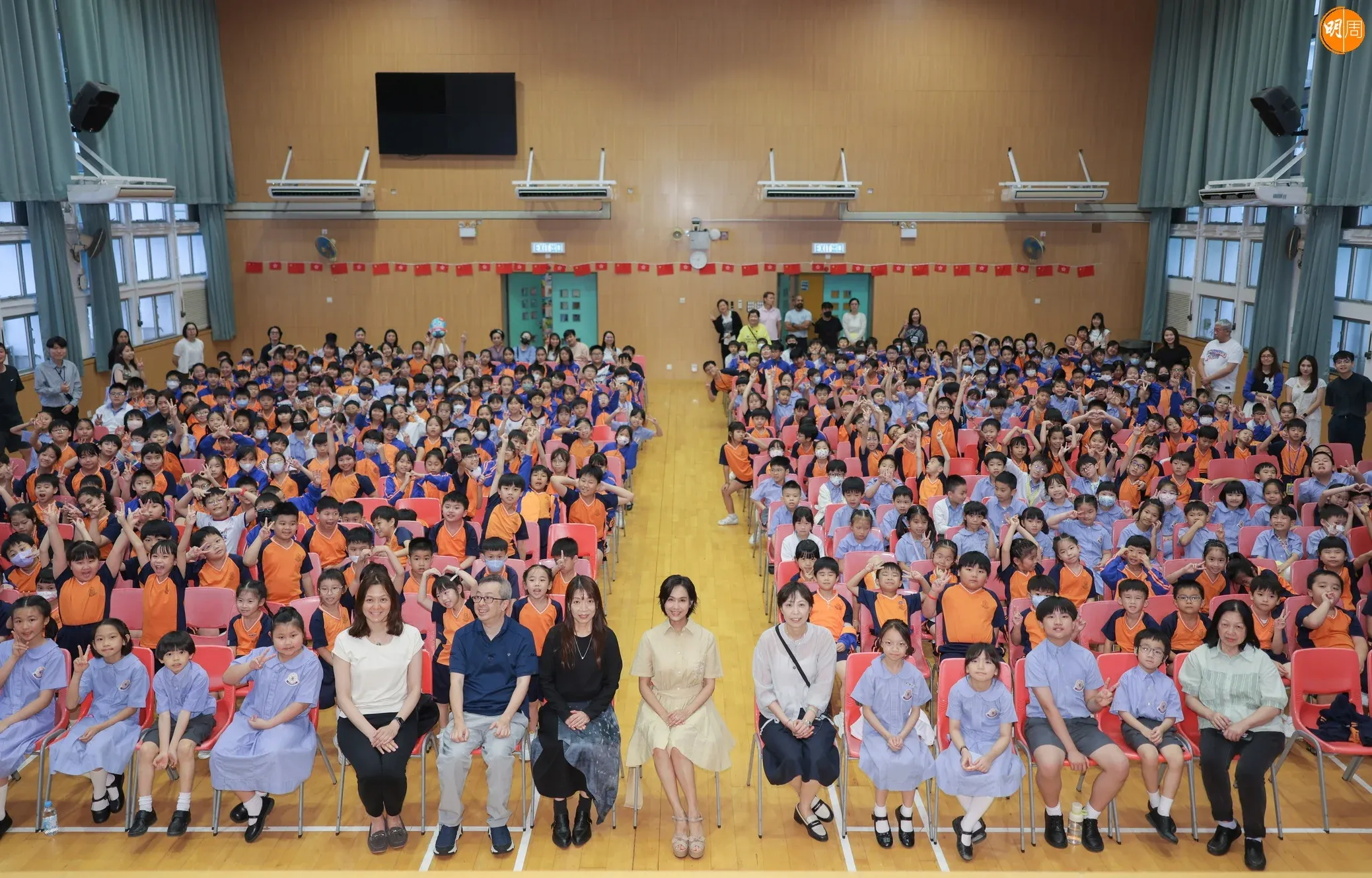 朱茵探訪小學勾起回憶 女兒進入反叛青春期 與黃貫中不做怪獸家長