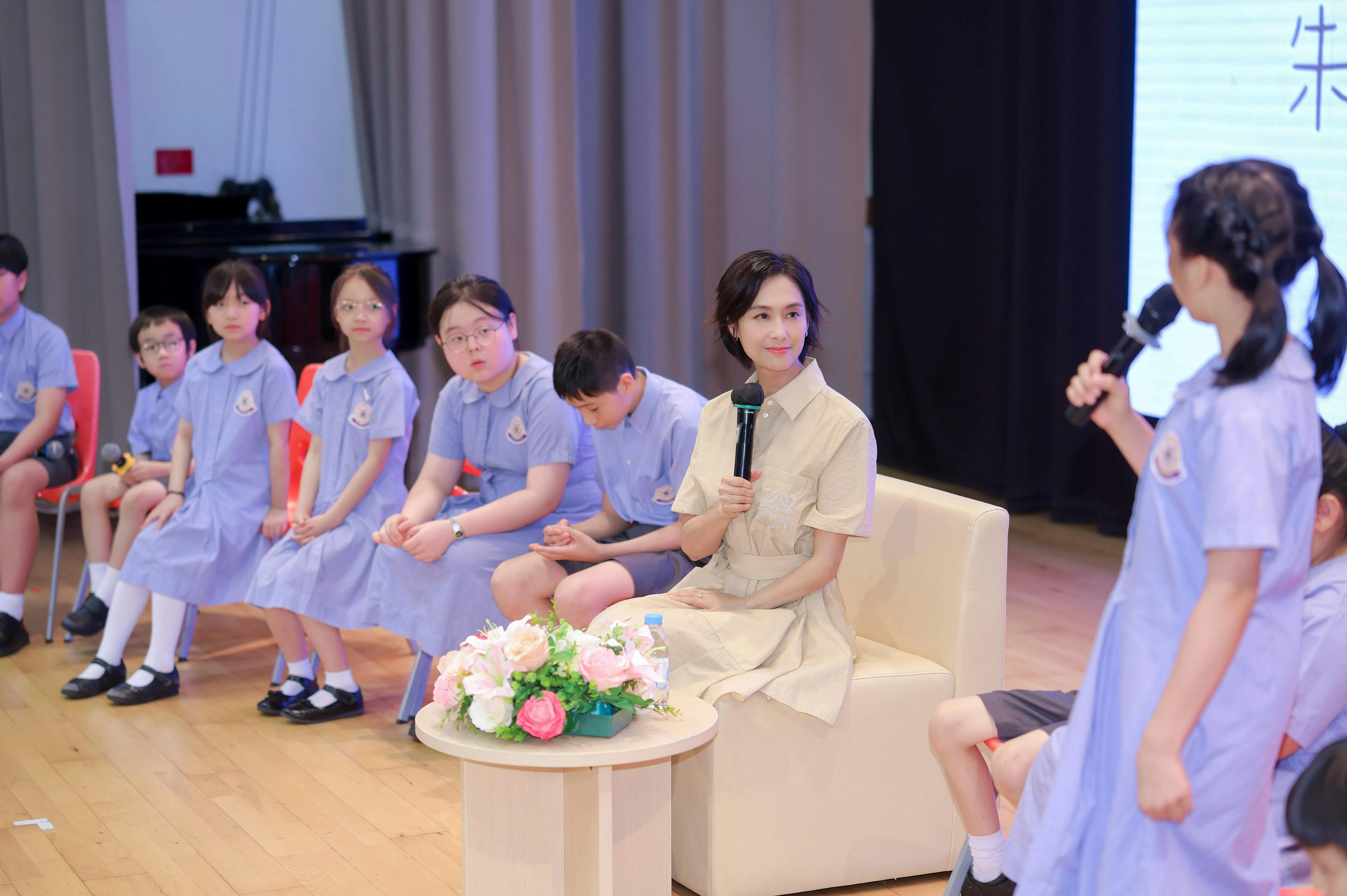 茵茵接受一班由學生化身的「小記者」訪問。（官方提供圖片）