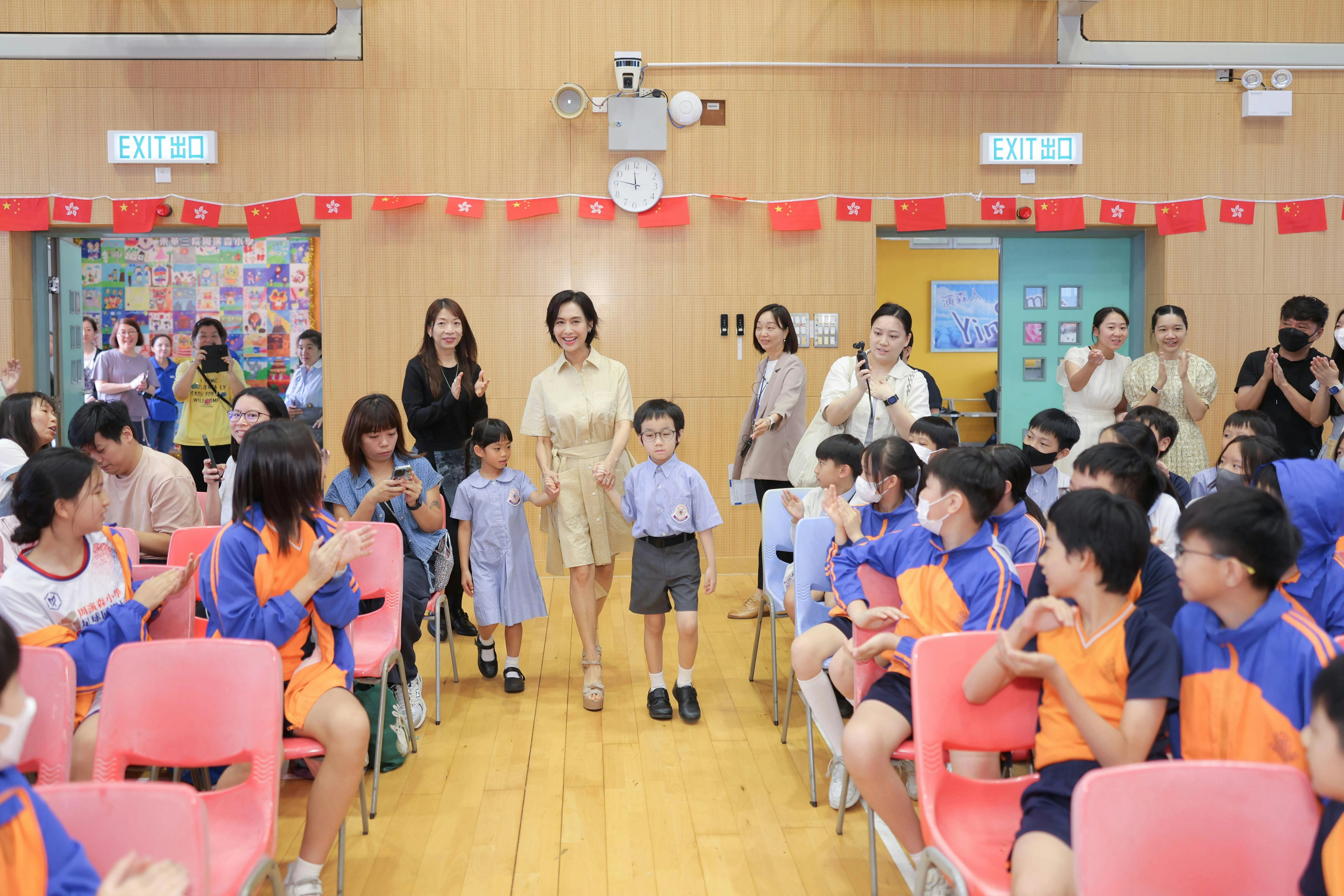 走訪小學校園，令朱茵勾起不少女兒小學生活點滴。（官方提供圖片）